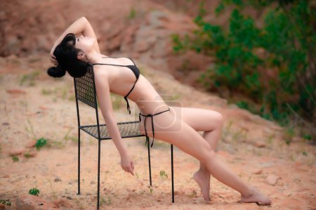 Foto de Retrato de mujer sexy hermosa asiática usar bikini en la playa en la puesta del sol, tiempo de relax, concepto de playa de verano - Imagen libre de derechos