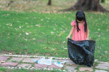 Foto de Asiática madre e hija ayudar basura colección caridad ambiente. - Imagen libre de derechos