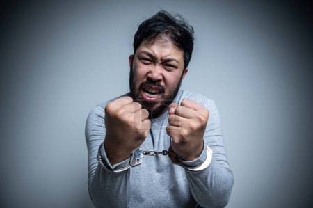 Foto de Asiático guapo hombre enojado sobre fondo blanco, Retrato de joven Estrés concepto masculino, Mal humor después de hablar por teléfono - Imagen libre de derechos