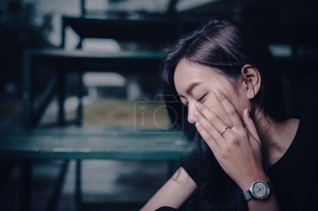 Foto de Asiática mujer triste de amor, Ella se preocupa porque el estrés de novio, Heartbreak concepto de mujer - Imagen libre de derechos
