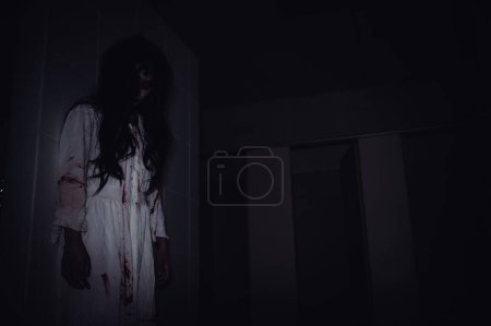 Foto de Retrato de mujer asiática conforman fantasma, Escena de terror aterrador para fondo, Concepto de festival de Halloween, Cartel de películas fantasma - Imagen libre de derechos
