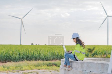 Téléchargez les photos : Femmes ingénieur travaillant et tenant le rapport au parc d'éoliennes Power Generator Station sur la montagne, Thaïlande personnes - en image libre de droit