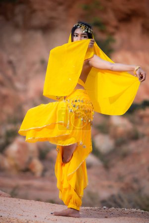 Foto de Retrato de asiático hermosa sexy mujer llevar en traje árabe, Princesa del concepto del desierto - Imagen libre de derechos
