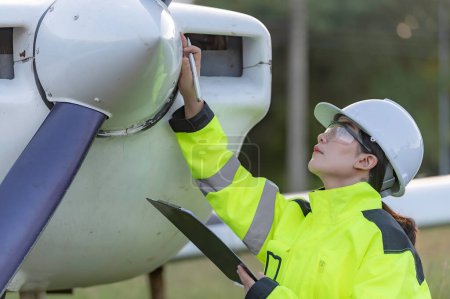 Téléchargez les photos : Technicien fixant le moteur de l'avion, femelle génie aérospatial vérification des moteurs d'avion, entretien mécanicien asiatique inspecte le moteur de l'avion - en image libre de droit