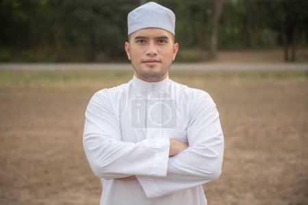 Téléchargez les photos : Portrait de l'homme musulman de la poitrine - en image libre de droit