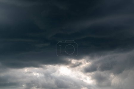 Foto de Dark sky before heavy rain - Imagen libre de derechos