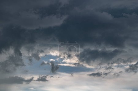 Téléchargez les photos : Dark sky before heavy rain - en image libre de droit