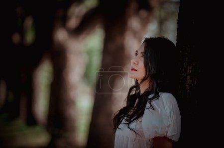 Foto de Asiática hermosa chica sentirse solo en el bosque, Triste concepto de mujer, Tailandia personas, Señora tristeza por el amor de novio, Ella se siente roto el corazón - Imagen libre de derechos