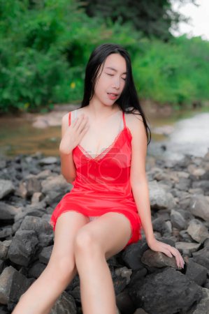 Téléchargez les photos : Portrait de femme asiatique sexy à la cascade, Se sentir frais à la rivière, Thai femelle se détendre au pays - en image libre de droit
