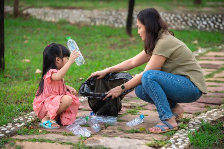 Foto de Asiática madre e hija ayudar basura colección caridad ambiente. - Imagen libre de derechos