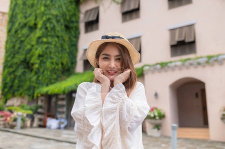 Téléchargez les photos : Asian woman traveling at the old town italy style,Alone travel,Lifestyle of single girl,View mountain with fog - en image libre de droit