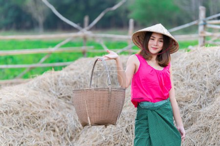 Téléchargez les photos : Portrait de belle femme asiatique porter robe de campagne de thaï sur le terrain, Thaïlande personnes - en image libre de droit