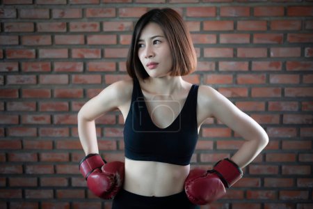Téléchargez les photos : Asian beautiful woman wear glove boxing in the gym - en image libre de droit