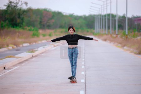 Téléchargez les photos : Asian woman play skateboard at the park,Punk girl style - en image libre de droit