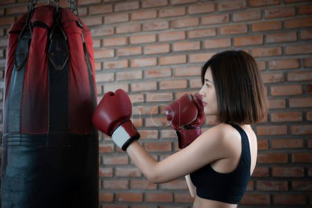 Téléchargez les photos : Asian beautiful woman wear glove boxing in the gym - en image libre de droit