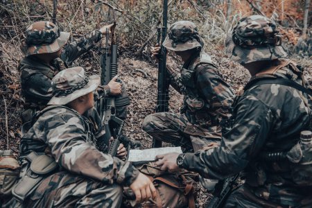 Équipe de soldat de l'armée avec mitrailleuse se déplaçant dans la forêt, soldat de la milice thaïlandaise en uniformes de combat dans le bois, Errez la patrouille en pente dans la forêt tropicale.