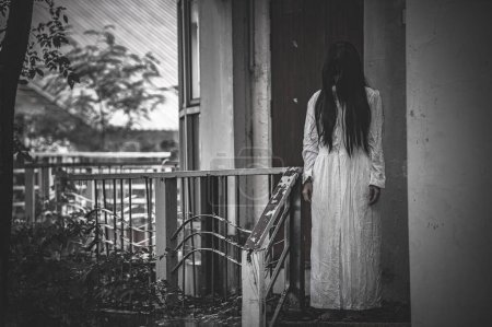 Téléchargez les photos : Portrait de femme asiatique maquillage fantôme, Scène d'horreur effrayant pour arrière-plan, Concept de festival Halloween, Affiche de films fantômes - en image libre de droit