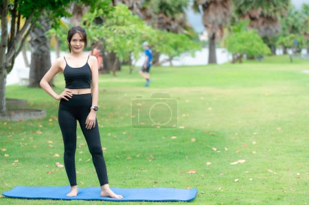Téléchargez les photos : Asiatique mince femme exercice seul dans le parc, fatigué de l'entraînement - en image libre de droit