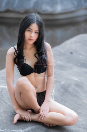 Téléchargez les photos : Portrait de femme asiatique sexy porter bikini à l'extérieur, Concept d'été, Mode de vie des femmes modernes - en image libre de droit