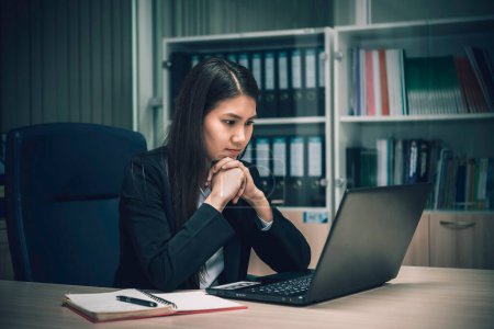 Téléchargez les photos : Femme asiatique travaillant au bureau, jeune femme d'affaires stressée par la surcharge de travail avec beaucoup de fichiers sur le bureau, Thaïlande personnes pensant quelque chose - en image libre de droit