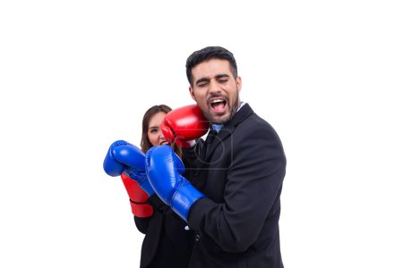 Foto de Gente de negocios concepto de boxeo, mujer golpeó al hombre sobre fondo blanco, esto tiene camino de recorte - Imagen libre de derechos