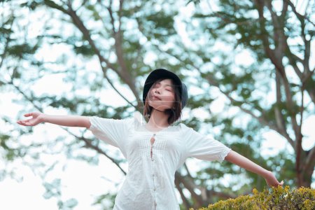 Téléchargez les photos : Portrait de belle jeune femme asiatique porter robe blanche en plein air, Style de vie de la femme moderne - en image libre de droit
