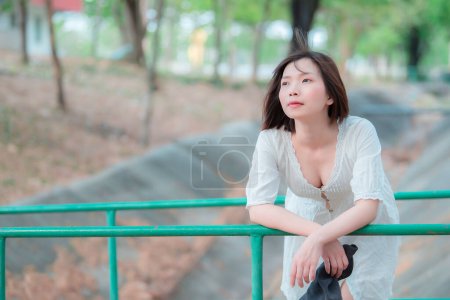 Foto de Retrato de hermosa mujer asiática joven usar vestido blanco al aire libre, estilo de vida de la mujer moderna - Imagen libre de derechos
