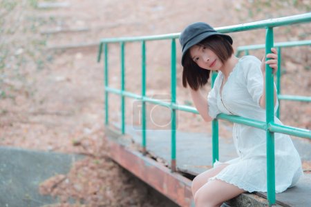 Téléchargez les photos : Portrait de belle jeune femme asiatique porter robe blanche en plein air, Style de vie de la femme moderne - en image libre de droit