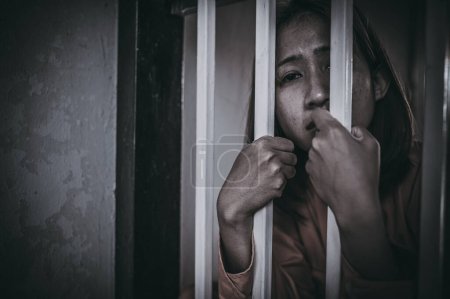 Manos de mujeres desesperadas por atrapar la prisión de hierro, el concepto de prisionero, la gente de Tailandia, la esperanza de ser libres, si la violación de la ley sería arrestado y encarcelado.