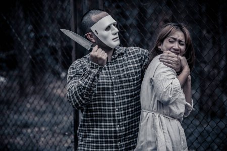 Téléchargez les photos : Une scène de tueur en série est sur le point de tuer une femme asiatique, concept thriller scene, Halloween festival - en image libre de droit