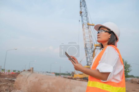 Téléchargez les photos : Civil engineers working at a construction site,The company manager supervises the road construction. - en image libre de droit