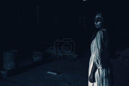 Téléchargez les photos : Portrait de femme asiatique maquillage fantôme, Scène d'horreur effrayant pour arrière-plan, Concept de festival Halloween, Affiche de films fantômes - en image libre de droit