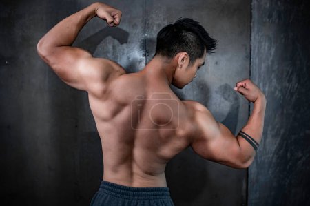 Téléchargez les photos : Portrait de l'homme asiatique gros muscle au gymnase, Thaïlande personnes, Entraînement pour une bonne santé, Entraînement de poids corporel, Fitness au concept de gymnase - en image libre de droit