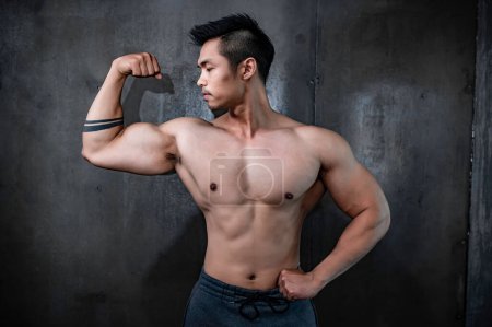 Foto de Retrato de hombre asiático gran músculo en el gimnasio, Tailandia personas, Entrenamiento para una buena salud, Entrenamiento de peso corporal, Fitness en el concepto de gimnasio - Imagen libre de derechos