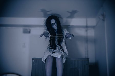 Téléchargez les photos : Portrait de femme asiatique maquillage fantôme, Scène d'horreur effrayant pour arrière-plan, concept de festival Halloween, Affiche de films fantômes, esprit en colère dans l'appartement - en image libre de droit