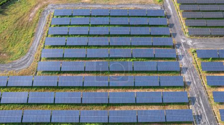 Foto de Granja de energía solar desde la vista del dron, Tecnología de energía verde - Imagen libre de derechos