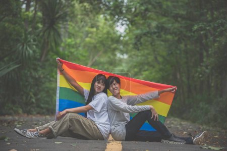 Foto de Pareja de chica con chica, concepto de mes del Orgullo LGBT, maquillaje masculino atractivo asiático y usar tela de mujer, Día de la Libertad Gay, Retrato de no binario sobre fondo blanco - Imagen libre de derechos