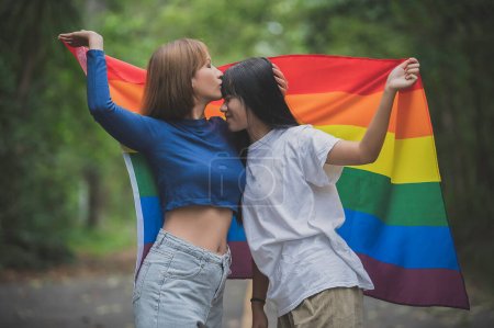 Téléchargez les photos : Couple de fille avec fille, LGBT Pride concept mois, Asiatique beau mâle maquillage et porter tissu femme, Journée de la liberté gay, Portrait de non-binaire sur fond blanc - en image libre de droit