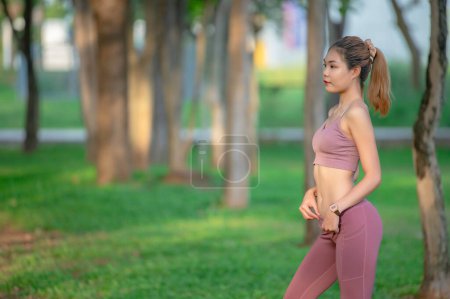 Téléchargez les photos : Asiatique belle femme mince au parc, Jeune fille aime l'exercice sain, Adolescent vêtements de sport - en image libre de droit