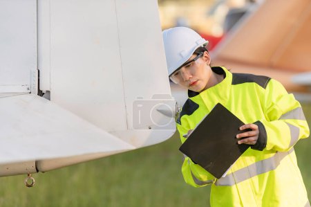 Téléchargez les photos : Technicien fixant le moteur de l'avion, femelle génie aérospatial vérification des moteurs d'avion, entretien mécanicien asiatique inspecte le moteur de l'avion - en image libre de droit