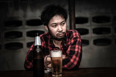 Foto de Asiático hombre beber vodka solo en casa en la noche, Tailandia personas, estrés hombre borracho concepto - Imagen libre de derechos