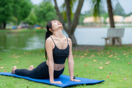 Téléchargez les photos : Asiatique mince femme exercice seul dans le parc, Fatigué de l'entraînement, Play yoga concept - en image libre de droit