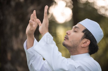 Téléchargez les photos : Asiatique islam homme prière, Jeune prière musulmane, concept de festival Ramadan - en image libre de droit