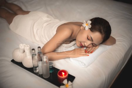 Téléchargez les photos : Asiatiques belle femme sommeil spa et massage détente, Temps de détente après fatigué du travail acharné, Thaïlande personnes - en image libre de droit