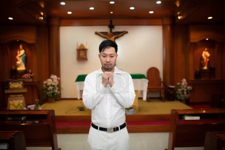 Foto de Christian man asking for blessings from God,Asian man praying to Jesus Christ - Imagen libre de derechos