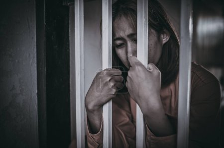 Téléchargez les photos : Mains de femmes désespérées pour attraper la prison de fer, concept de prisonnier, thailand personnes, Espérant être libre, Si la violation de la loi serait arrêté et emprisonné. - en image libre de droit