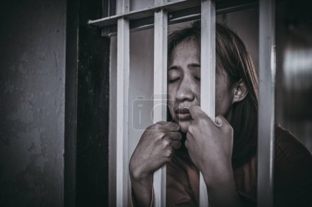 Foto de Manos de mujeres desesperadas por atrapar la prisión de hierro, el concepto de prisionero, la gente de Tailandia, la esperanza de ser libres, si la violación de la ley sería arrestado y encarcelado. - Imagen libre de derechos