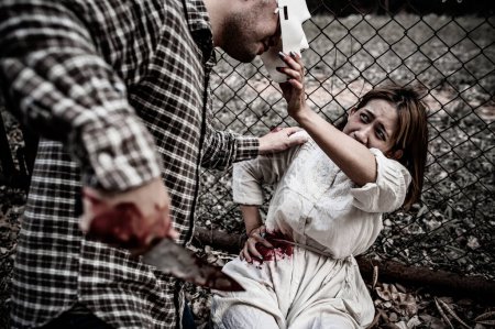 Foto de Una escena asesina en serie está a punto de matar a una mujer asiática, escena de thriller conceptual, festival de Halloween - Imagen libre de derechos