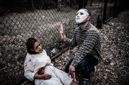 Foto de Una escena asesina en serie está a punto de matar a una mujer asiática, escena de thriller conceptual, festival de Halloween - Imagen libre de derechos
