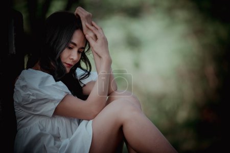 Foto de Asiática hermosa chica sentirse solo en el bosque, Triste concepto de mujer, Tailandia personas, Señora tristeza por el amor de novio, Ella se siente roto el corazón - Imagen libre de derechos